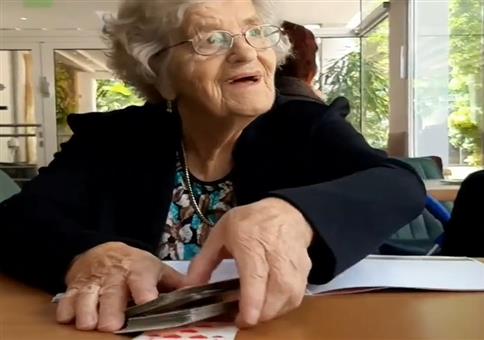 Oma hat richtig Bock auf Kartenspielen