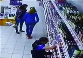 Weiber beim Getränke kaufen