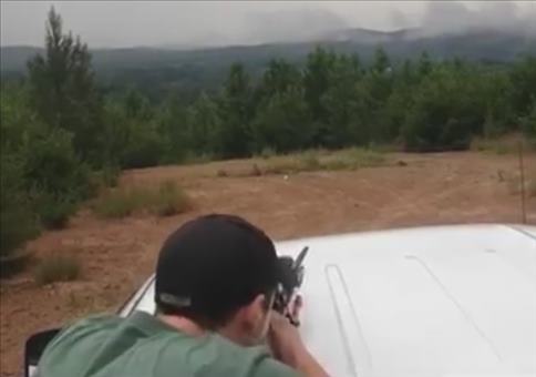 Idiot bei der Schießübung