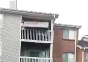 Sofa vom Balkon werfen
