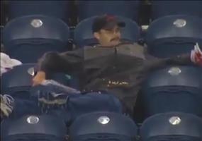 Betrunkener Popcorn Liebhaber im Stadion