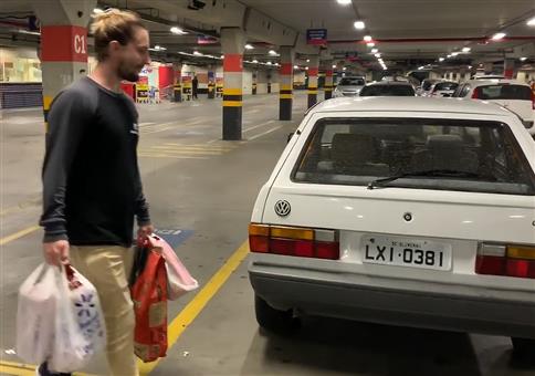 Altes Auto mit moderner Kofferraumöffnung