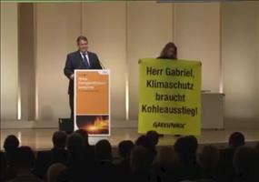 Greenpeace stört Rede von Sigmar Gabriel