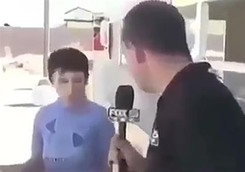 Reporter stellt jungem Mann eine Frage