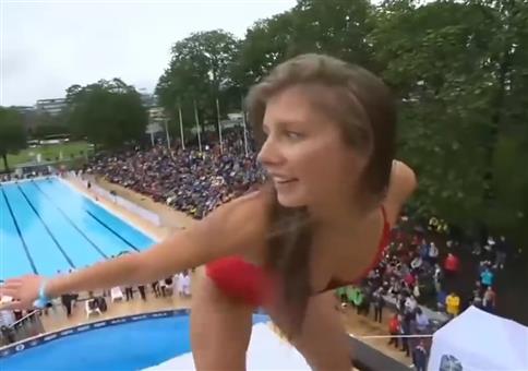 Norwegische Frauen haben Spaß beim Death Diving