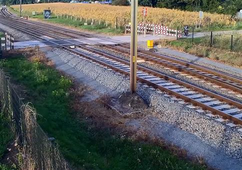 Das war knapp: Radfahrer am Bahnübergang