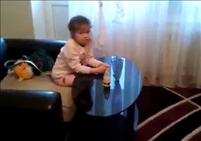 Mädchen schaut sich schweinische Filme an