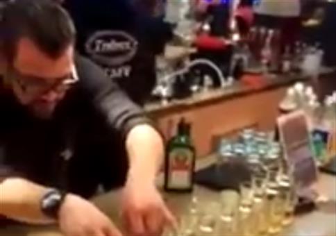Barkeeper mit Jägermeister Boss Move