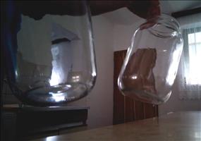 Zwei Gläser aneinander schlagen