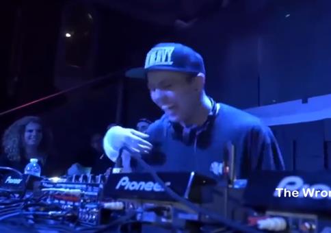 Kirby trifft an freidrehenden DJ