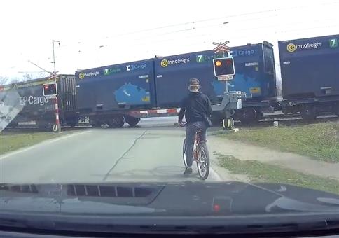 Neulich an der Bahnschranke: Er hats eilig!