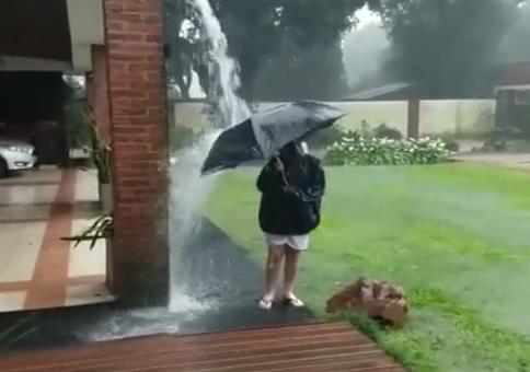 Ordentlicher Regenschauer mit Überraschung am Ende