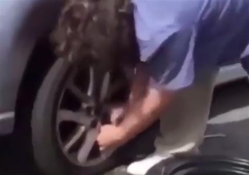 Das war knapp: Die Finger am Autoreifen