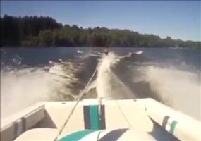 Augen nach vorn beim Wasserski