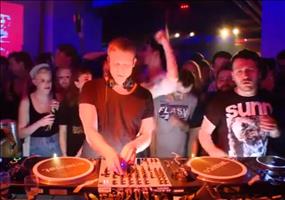 Ben Klock legt sehr seltsame Musik auf