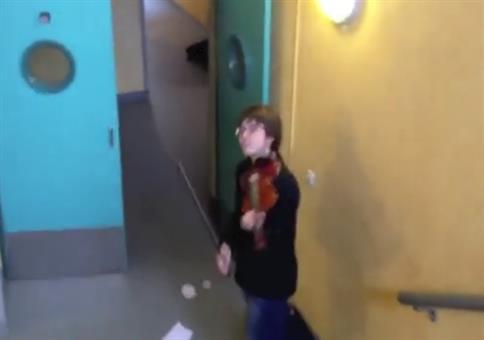 Streich: Mit der Geige zum Feueralarm