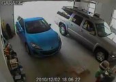 Frau versucht aus Garage auszuparken