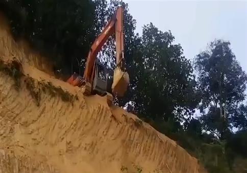 Bagger hangelt sich den Hang runter