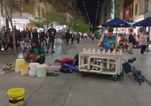 Auf Pipes und Eimer trommeln