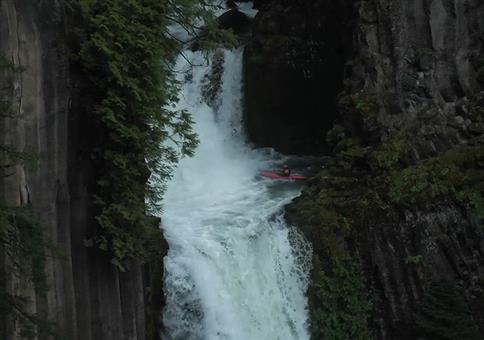 Mit dem Kanu den Wasserfall runter