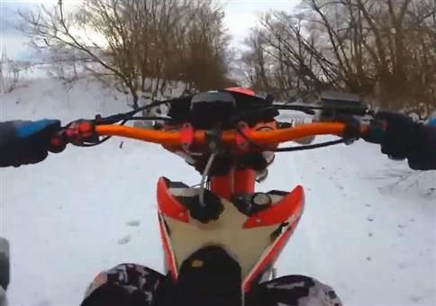 Mit dem Motorrad durch Schnee und Eis