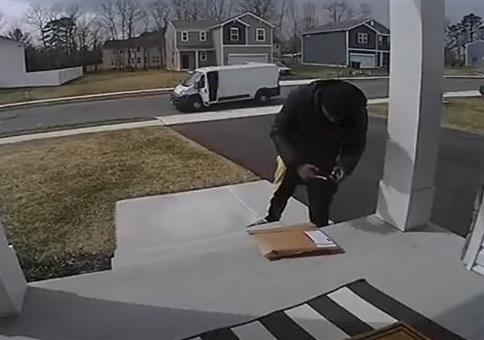 Bitte das Paket unter die Fußmatte legen!