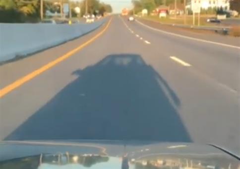 Dieser Truck sprintet über die Autobahn
