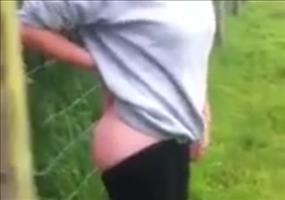 Mit dem Arsch den Elektrozaun testen