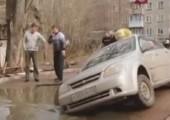 Russischer Taxifahrer macht den Pfützencheck