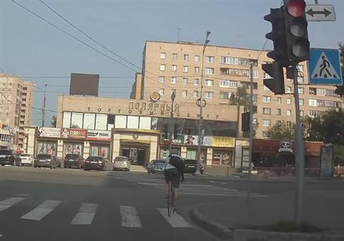 Für diesen Radfahrer ist der Boden Lava