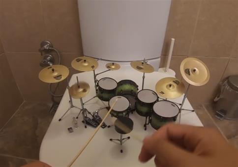 Kleine Trommeleinlage auf der Toilette