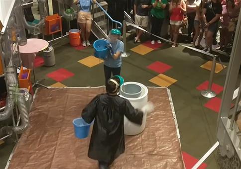 Physikexperiment im Kaufhaus