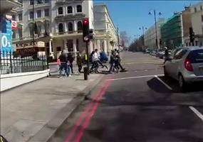 Hilfsbereiter Motorradfahrer