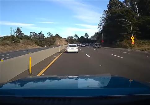 Flash wird von Steinen getroffen