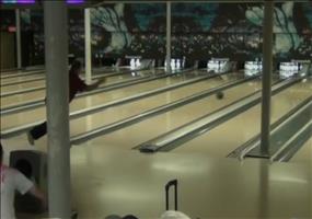 Noch ein Strike für das perfekte 300er Spiel beim Bowling