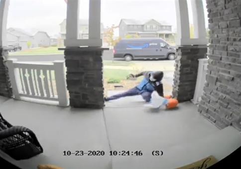 Paketbote mit echt viel Pech