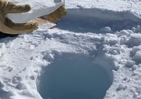 Sehr tiefes Loch im Eis