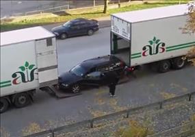 Ein Auto in einen LKW laden