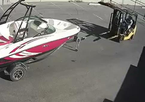 Boot und Gabelstapler - Ein Schauspiel sondergleichen