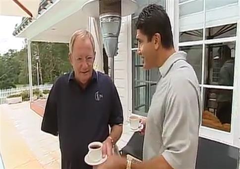 Einem Einarmigen einen Kaffee reichen