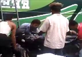 Motorrad auf Bus verladen