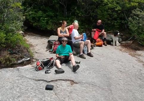 Drohne starten und das Smartphone ablegen