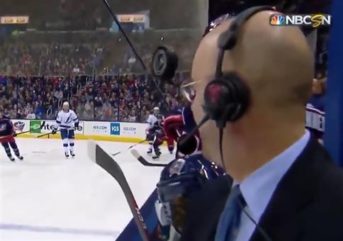 Knapper Eishockeypuck Vorbeiflug