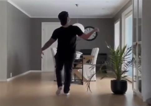 Wieso läuft Captain Jack Sparrow eigentlich immer so komisch?