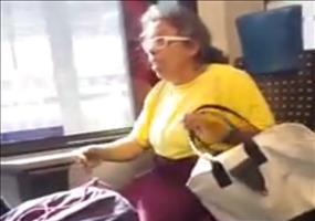 Oma in der Bahn am ausrasten