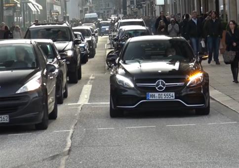 Instant Karma für Burnout Poser in Hamburg