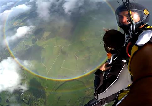 Double Rainbow beim Fallschirmsprung