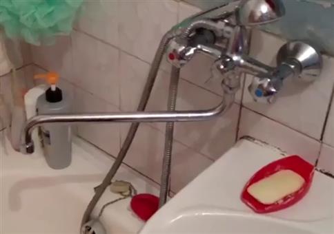 Wasserhahn in einer verkehrten Welt