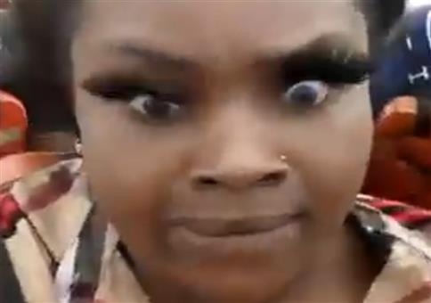 Mit falschen Wimpern in der Achterbahn