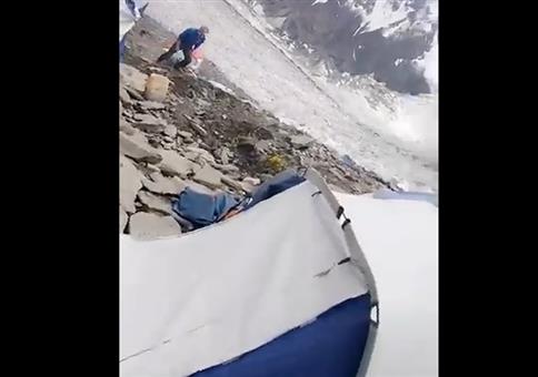 Plötzlicher Steinschlag im Zeltlager